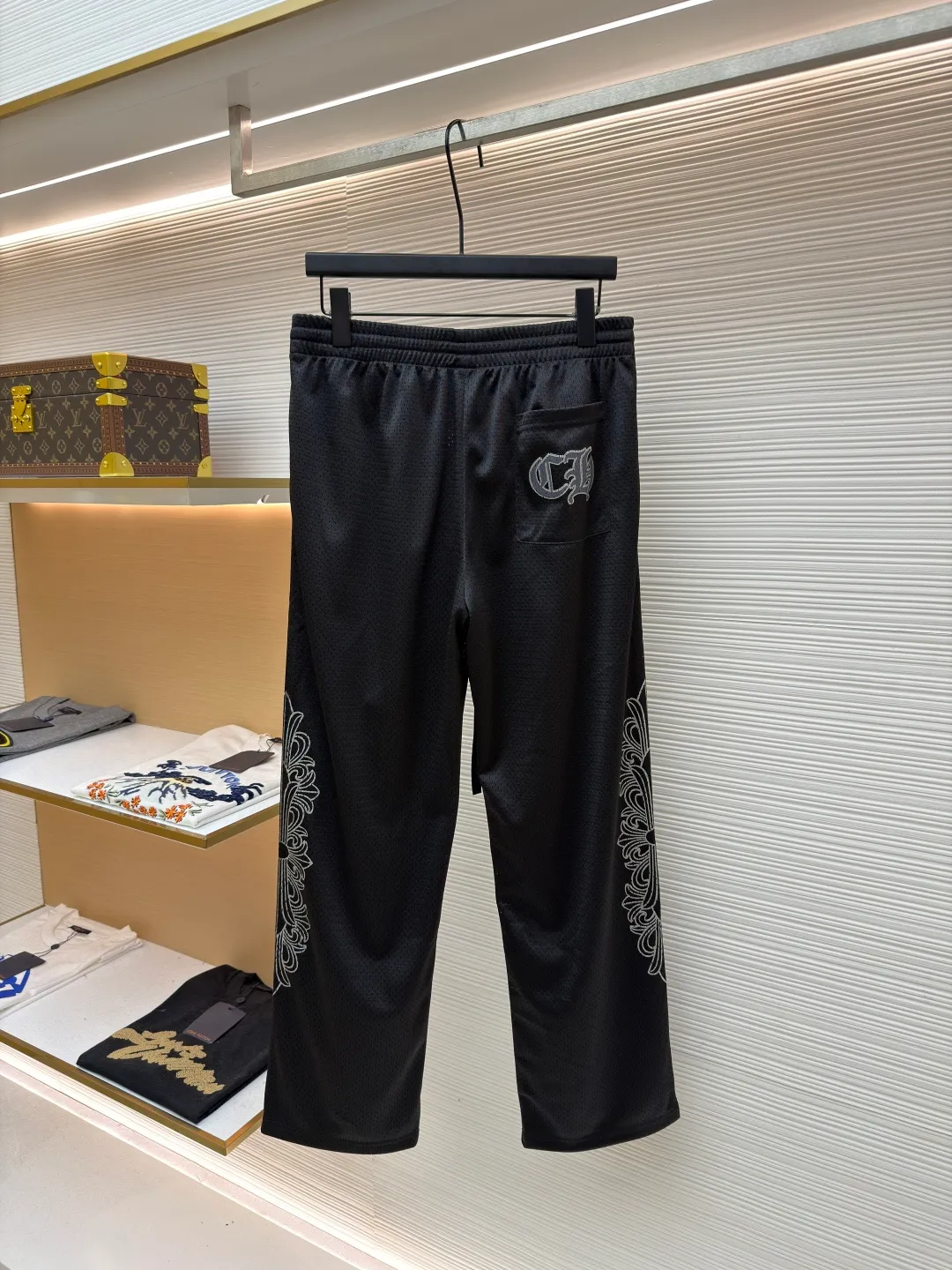 Chrome Hearts ice hockey uniform letter printed trousers ●Original version: purchased and developed by 10989 ●Item number: 1681769-A40 ●Fabric: high-density breathable mesh fabric ●Technology: printing production ●Color: black ●Version: fitted version ●Weight: about 535 grams ●Size: S-M-L ●Description: Made of high-density breathable mesh fabric, treated with soft washing technology, it is smooth to the touch and breathable, and will not feel stuffy after long-term wear. The side of the trousers is decorated with embossed pattern embroidery, which is made through multi-layer needlework technology. The texture is three-dimensional and exquisite, and it is not easy to fall off, highlighting the dark aesthetic style of the brand. The waist is equipped with a drawstring design, which is suitable for various waistlines and can be worn without restraint. The fit is a loose, straight cut, with natural hems to ensure a neat look and plenty of room for movement. The stitching of the whole trousers is neat and even, and there is no accumulation of burrs in the details. The size is measured manually (an error of 1-3CM is normal). The craftsmanship balances comfort attributes and trendy design. It is a street style item with both practicality and style. The overall wiring is straight and delicate, the fabric is comfortable and soft, and the color is consistent without color difference. It can be matched with the same style to create a fashionable look and control various occasions. Customized accessories, complete with three standards, same style for men and women!